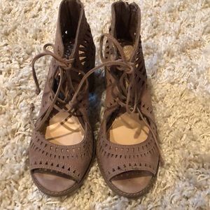 Vince camuto strappy causal chunky heel. Size 6.5